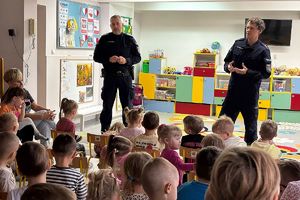 policjanci rozmawiają z przedszkolakami