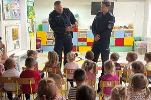 policjant pokazuje dzieciom odznakę