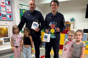 dzieci wręczyły policjantom podziękowania