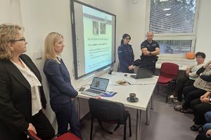 policjanci rozmawiają z seniorami