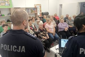 policjanci rozmawiają z seniorami