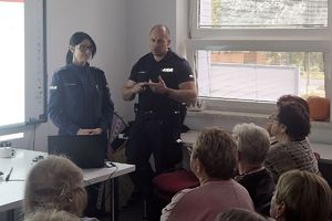 policjanci rozmawiają z seniorami
