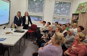 przedstawicielki banku rozmawiają z seniorami