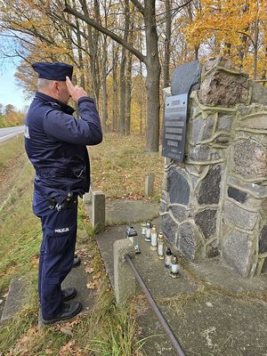 policjanci oddają honor poległym