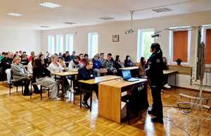 Policjantka rozmawia z uczniami w klasie