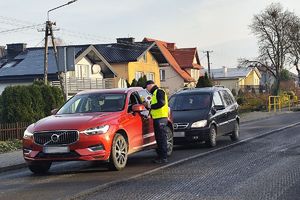 policjant kontroluje trzeźwość kierującego lawetą