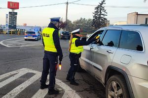policjanci kontrolują trzeźwość