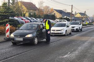 policjant sprawdza stan trzeźwości kierowcy