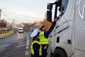 policjanci kontrolują trzeźwość