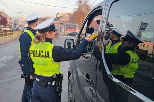 policjanci kontrolują trzeźwość