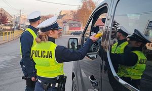 policjanci kontrolują trzeźwość