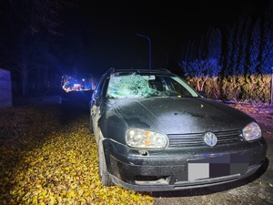 pojazd stoi na drodze z uszkodzoną szybą