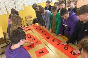 dzieci układają napis