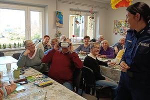 senior w okularach VR