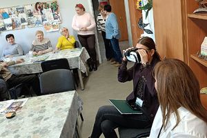 kobieta w okularach VR