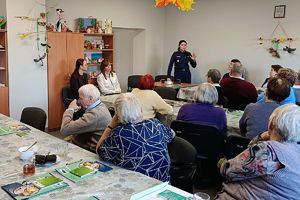 policjantka rozmawia z seniorami
