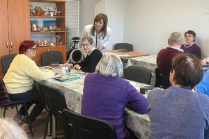 przedstawicielka urzędu pracy rozmawia z seniorami