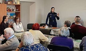 policjantka rozmawia z seniorami