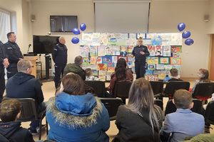 policjantka podsumowuje konkurs