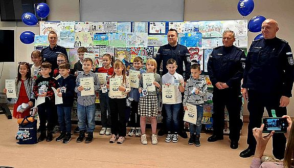 policjanci i laureaci konkursu