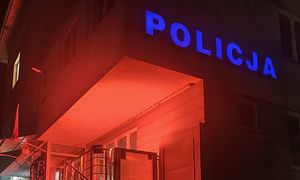 podświetlony na czerwono budynek Komendy Powiatowej Policji w Lipnie