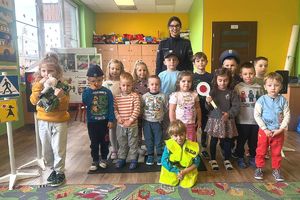 zdjęcie dzieci  z policjantką