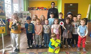 zdjęcie dzieci  z policjantką