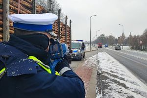 policjant mierzy prędkość
