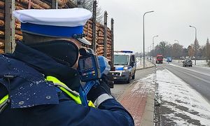 policjant mierzy prędkość