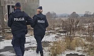 policjanci kontrolują pustostan