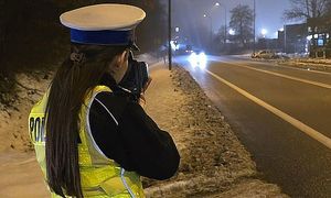 policjantka mierzy prędkość