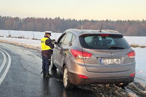 policjantka rozmawia z kierującym