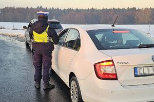 policjant rozmawia z kierującym