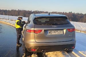 policjantka rozmawia z kierującym
