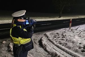 policjantka mierzy prędkość