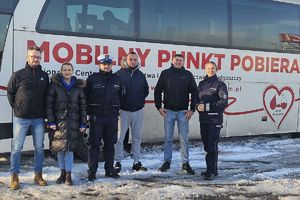 policjanci przy krwiobusie