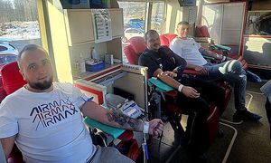 policjanci oddają krew