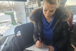 policjantka wypełnia dokumenty do doancji