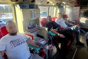 policjanci oddają krew