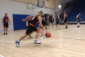 zawodnicy podczas meczu koszykówki