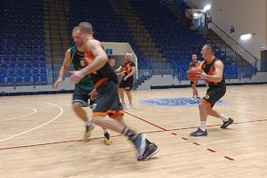 zawodnicy podczas meczu koszykówki