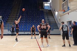 zawodnicy podczas meczu koszykówki