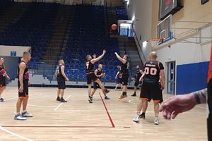 zawodnicy podczas meczu koszykówki