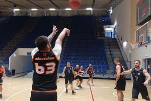 zawodnicy podczas meczu koszykówki