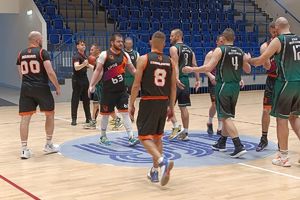 zawodnicy podczas meczu koszykówki