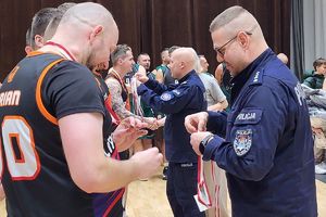 zawodnicy odbierają medale