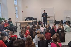 policjantka rozmawia z dziećmi