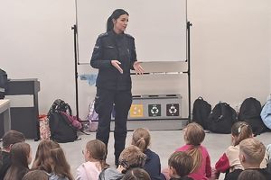 policjantka rozmawia z dziećmi