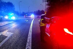 policjantka sprawdza trzeźwość kierującego