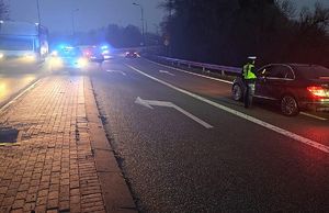 policjantka sprawdza trzeźwość kierującego